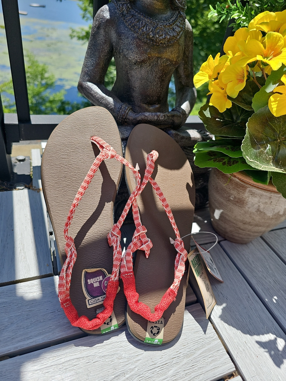 Sanuk Rasta Knotty sandals Woman's 7 red & white woven rope strap brown footed